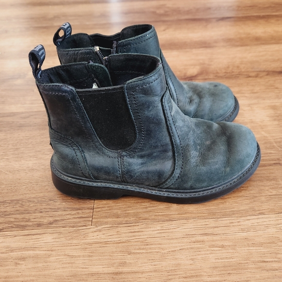 UGG KIDS BOLDEN CHELSEA BOOTS BLACK LEATHER WATERPROOF - Picture 1 of 4